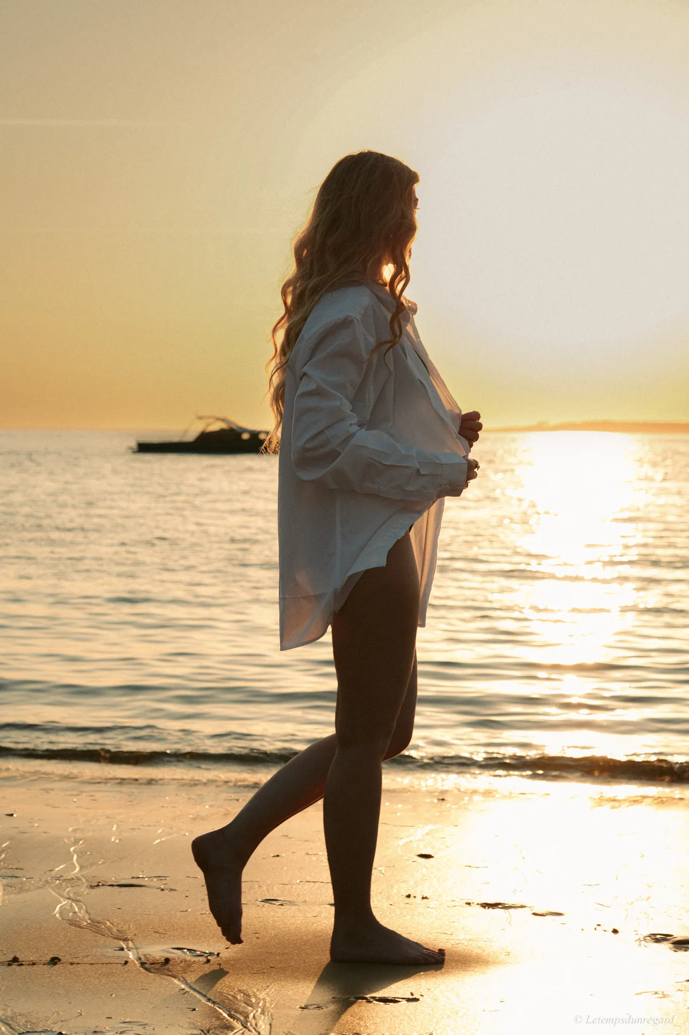 Elise regarde vers l'horizon, début du parcours contre l'anxiété
