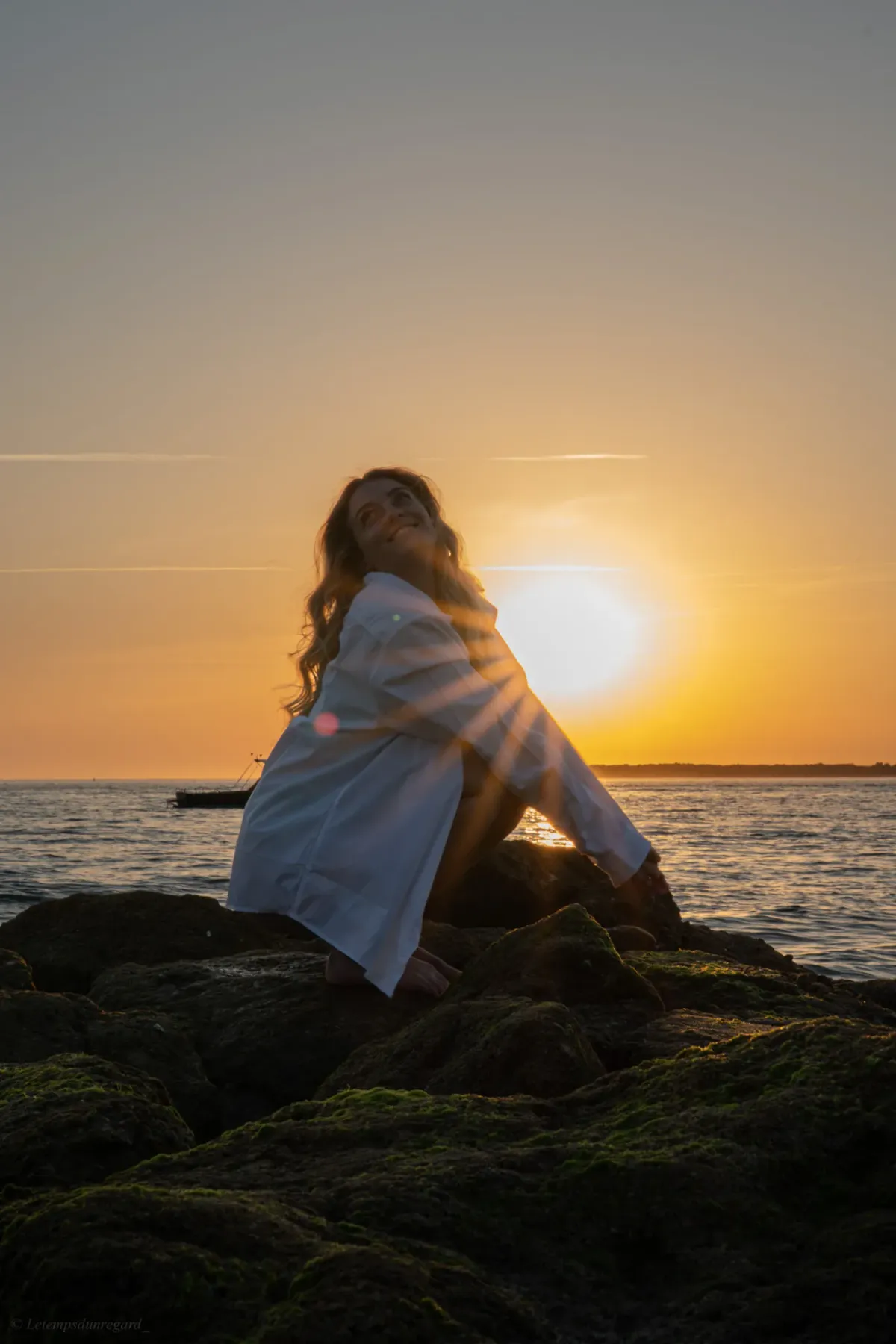 Elise face au coucher de soleil, moment d'introspection et de prise de conscience — parcours personnel Elise&Mind